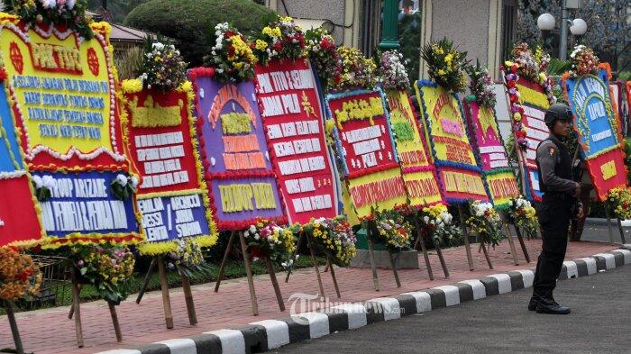 Senangnya Kapolri Markasnya Kebanjiran Karangan Bunga