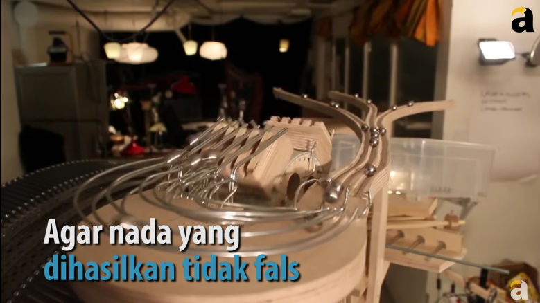 Wow, Musisi ini Ciptakan Alat Musik Dari 2000 Kelereng