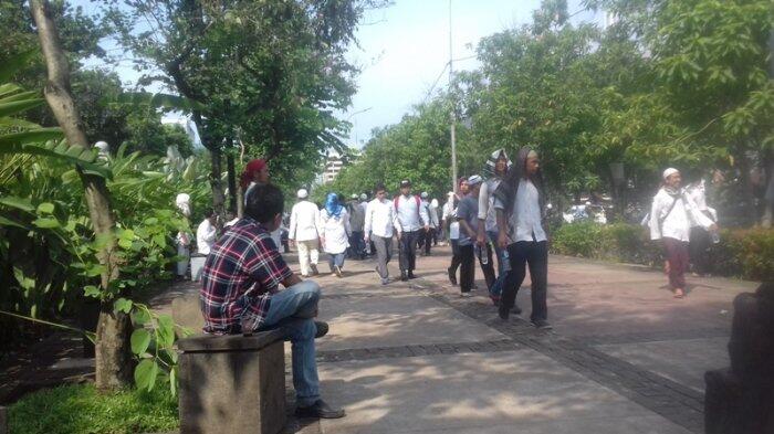 Peserta Aksi Menegur Pria Berkemeja Kotak-kotak di Ruang Publik, lalu Ini Jawabannya