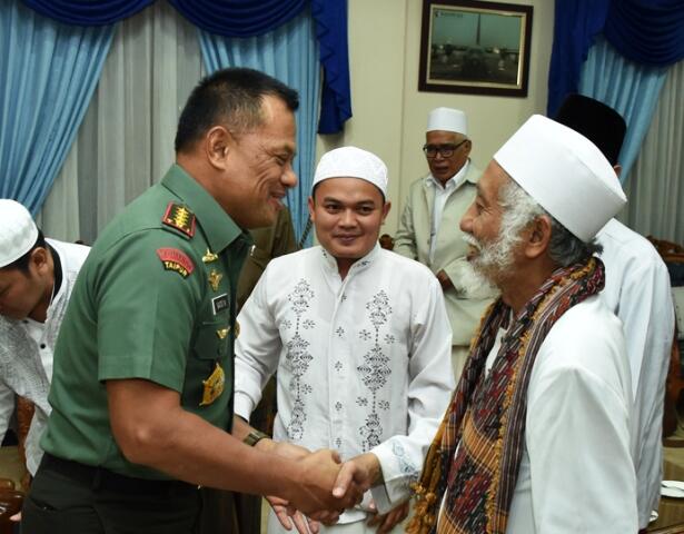 Raih Penghargaan Bareng Mentan, Panglima TNI: Petani dan Nelayan Adalah Pahlawan