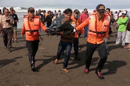 Bocah Tenggelam Di Pantai Kemiren Cilacap   