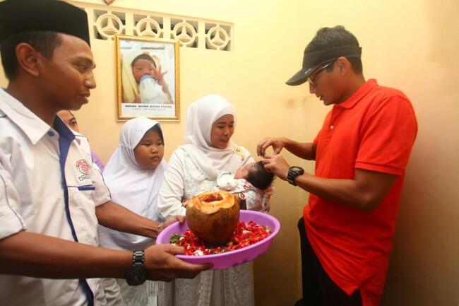 Sandiaga Jenguk Bayi yang Acungkan 3 Jari ala OK OCE Saat Pilgub