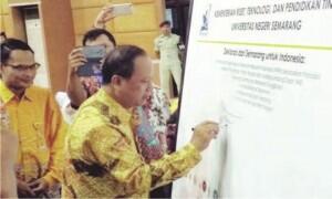 Menristekdikti Ancam Sanksi ke Rektor " Melawan Mahasiswa Radikal ."