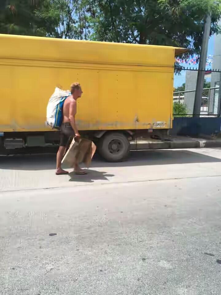 Pria Bule Ini Terpaksa Mengais Sampah Untuk Hidup