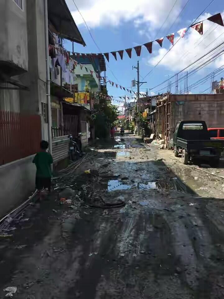 Pria Bule Ini Terpaksa Mengais Sampah Untuk Hidup