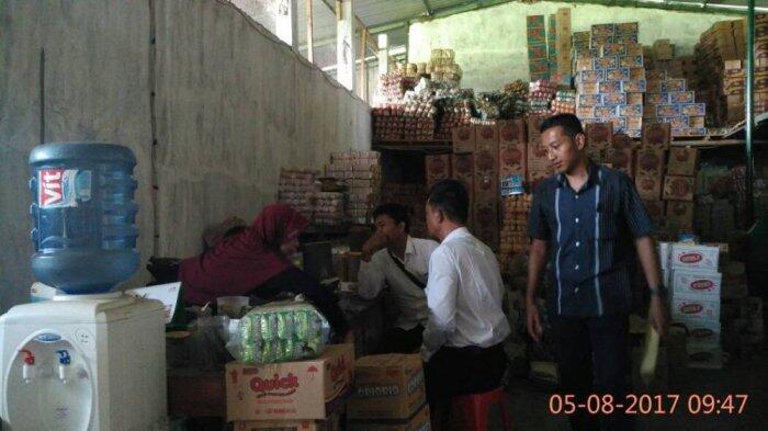 Razia Makanan, Petugas Temukan Makanan Ringan Kadaluarsa di Gudang