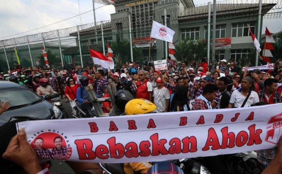 Lewat Polisi, Ahok Minta Massa Pendukung Pulang dari Cipinang