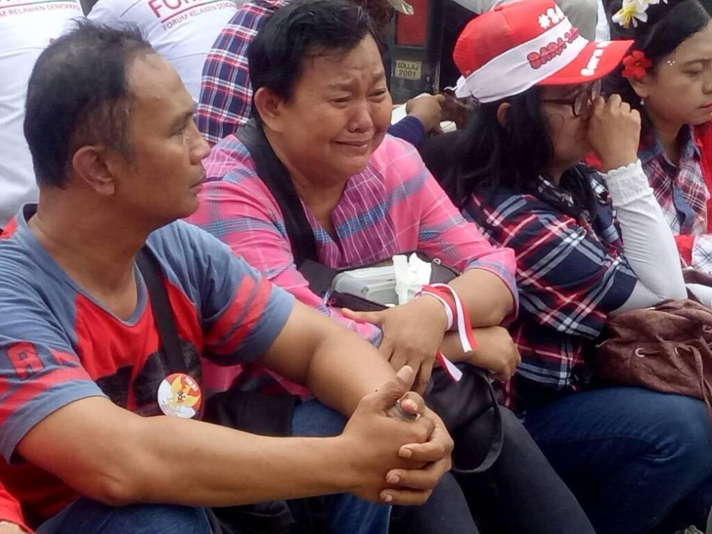 Pendukung Ahok Menangis
