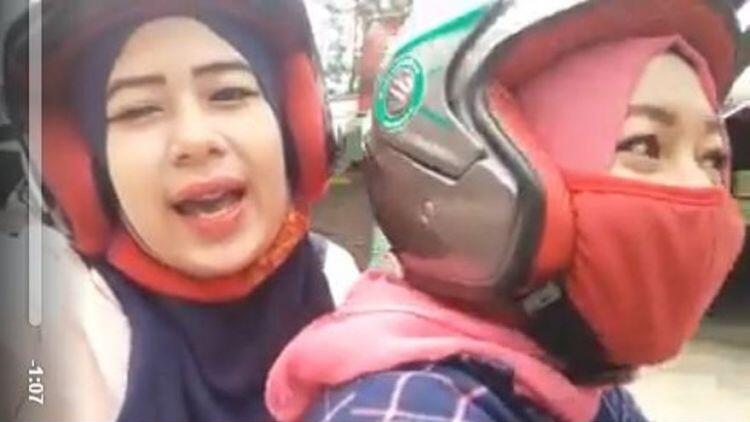 3 Insiden apes gara-gara asyik main HP saat naik motor