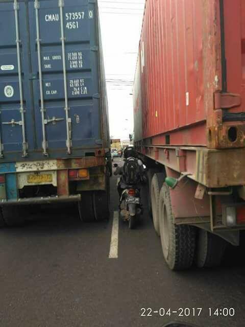 Cara pengendara motor salip truk ini menantang maut, jangan ditiru