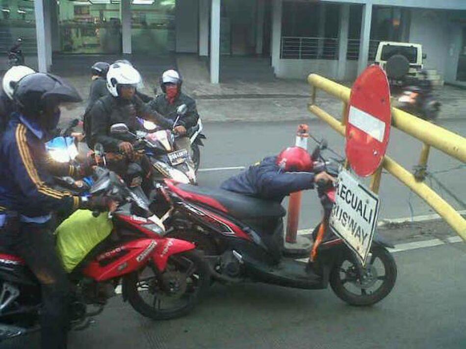 Cara pengendara motor salip truk ini menantang maut, jangan ditiru