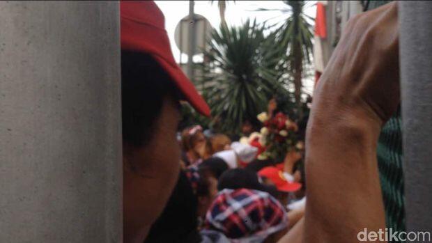 Massa Pendukung Ahok Lempar Botol ke Petugas Rutan Cipinang
