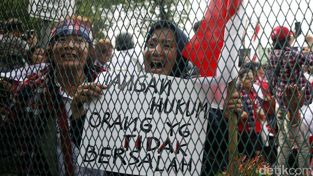 Massa Pendukung Ahok Lempar Botol ke Petugas Rutan Cipinang