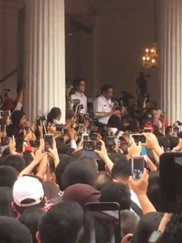 Hari Pertama Djarot Jadi Plt Gubernur, Warga Merahkan Balai Kota