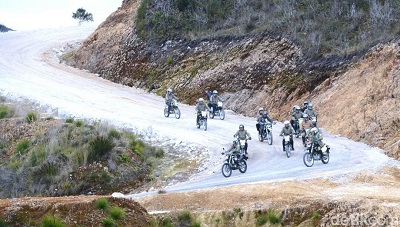 Aksi Jokowi di Atas Motor Trail, Netizen Komentari Jaket Hingga Payung