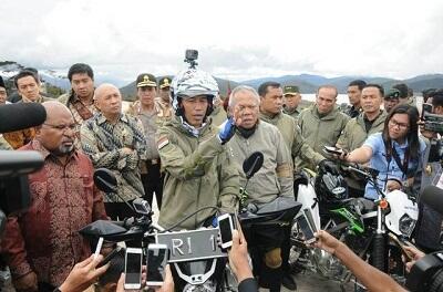 Aksi Jokowi di Atas Motor Trail, Netizen Komentari Jaket Hingga Payung