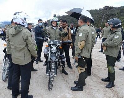 Aksi Jokowi di Atas Motor Trail, Netizen Komentari Jaket Hingga Payung