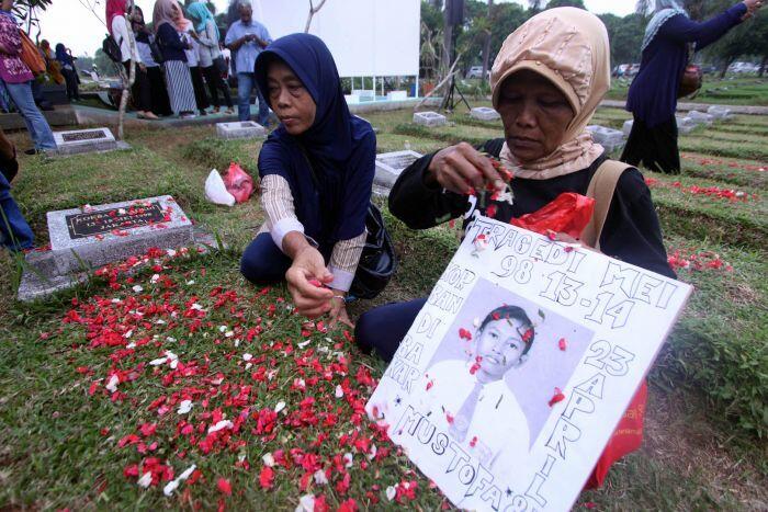 Tersendat, Habibie sampaikan langsung dokumen Tragedi 1998 ke Jokowi