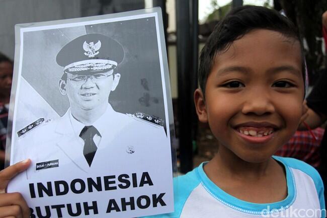Massa Pro-Ahok dari Balai Kota Tiba di Mako Brimob