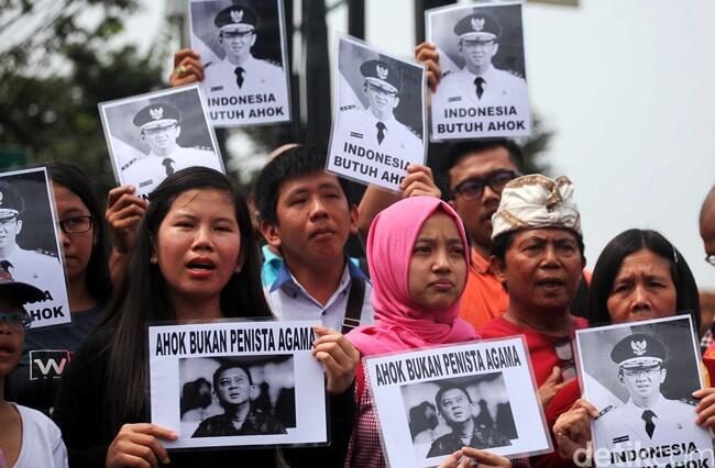 Massa Pro-Ahok dari Balai Kota Tiba di Mako Brimob