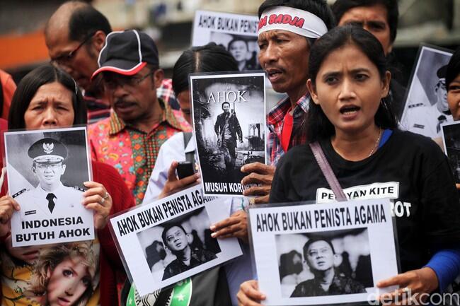 Massa Pro-Ahok dari Balai Kota Tiba di Mako Brimob