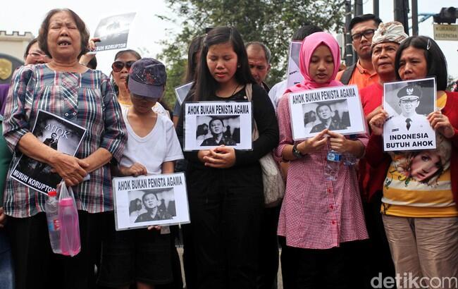 Massa Pro-Ahok dari Balai Kota Tiba di Mako Brimob