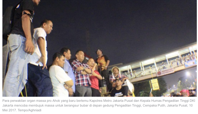 emo Vonis Ahok, Makin Malam Massa di Pengadilan Tinggi Bertambah