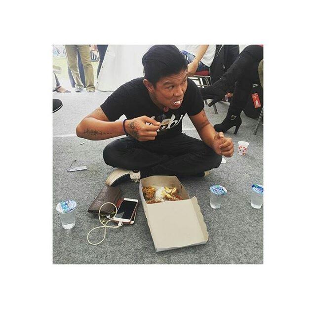 Beredar Foto Andhika Eks Kangen Band Makan Nasi Kotak Lesehan, Netizen Semangat Bange