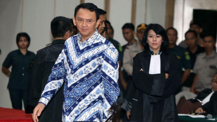 Batik Kelengan Tanda Berkabung Ahok di Sidang Vonis..