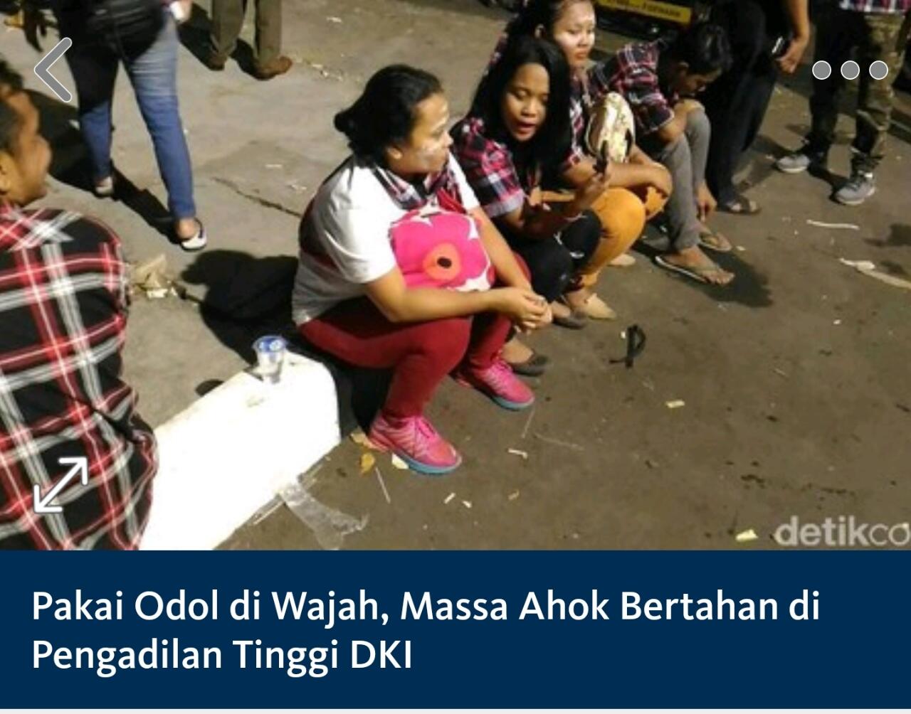 Pakai Odol Di Wajah, Massa Ahok Bertahan Di Pengadilan Tinggi