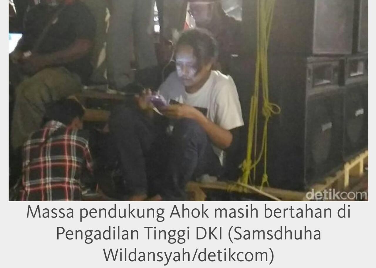 Pakai Odol Di Wajah, Massa Ahok Bertahan Di Pengadilan Tinggi