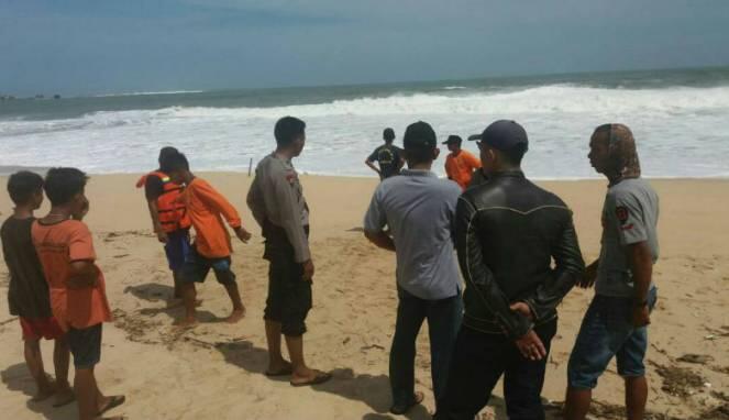 Asyik Selfie di Pantai, Pengunjung dan Motor Digulung Ombak