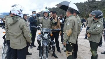 Jokowi Naik Motor Trail di Papua