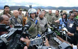 Jokowi Naik Motor Trail di Papua