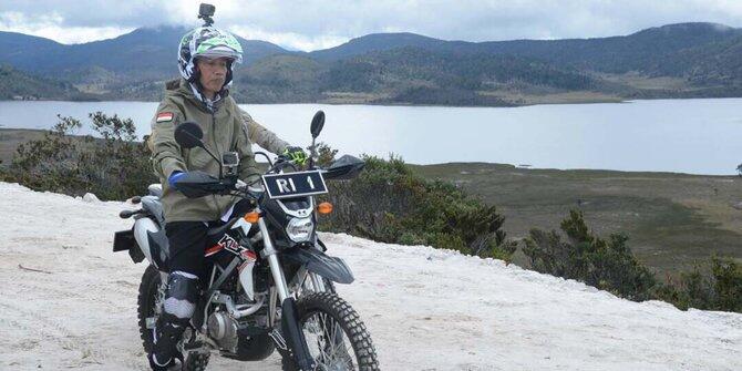 Jokowi Lintas Papua Dengan Motor Trail