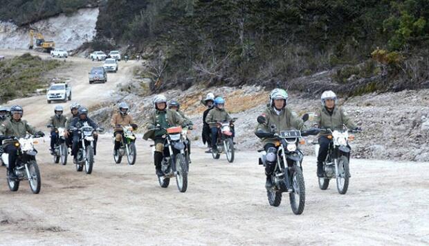 Jokowi Lintas Papua Dengan Motor Trail