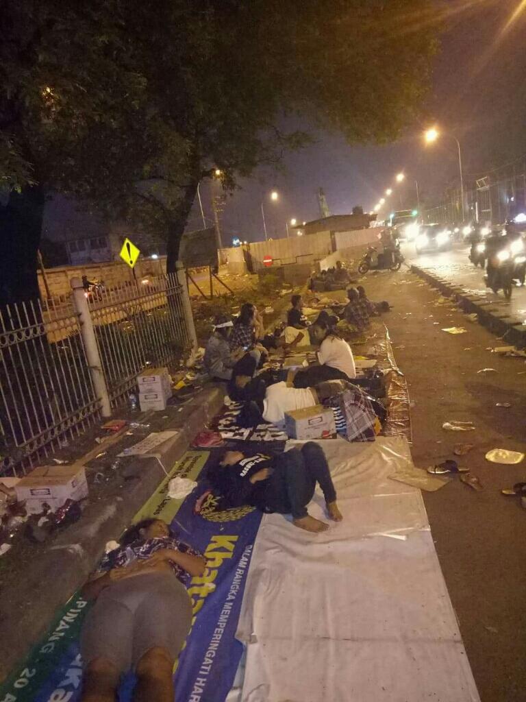 Ingatkan salat, polisi rayu ibu-ibu pendukung Ahok membubarkan diri