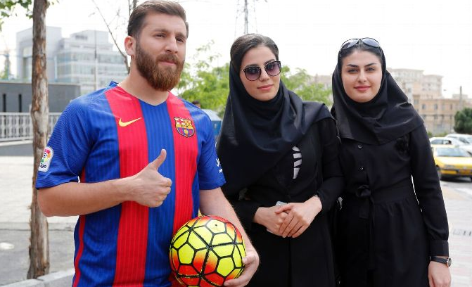 Mirip Lionel Messi, pria ini diamankan di kantor polisi
