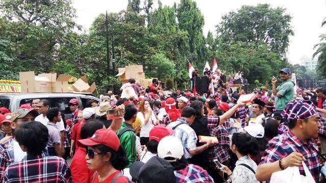 &#91;Video&#93; Massa Baju Kotak-Kotak Ricuh Berebut Makanan