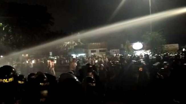 Situasi malam ini memamas.. ahoker membabi buta akirnya ditembak watercanon