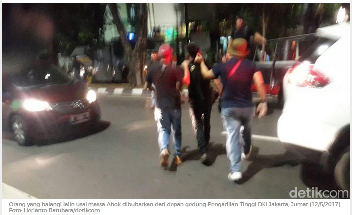 Polisi Amankan Pria yang Halangi Lalin Usai Massa Ahok Dibubarkan