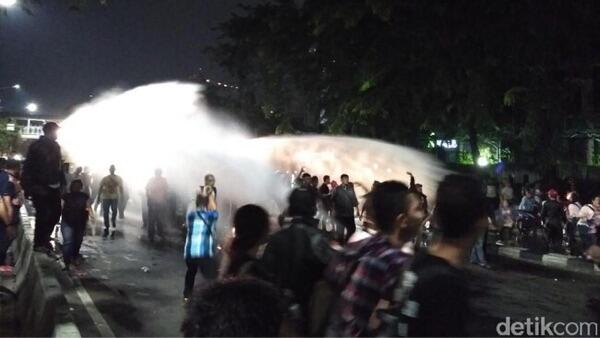 Bubarkan Massa Pro Ahok di PT DKI, Polisi Semprotkan Water Canon