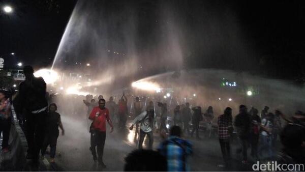 Bubarkan Massa Pro Ahok di PT DKI, Polisi Semprotkan Water Canon