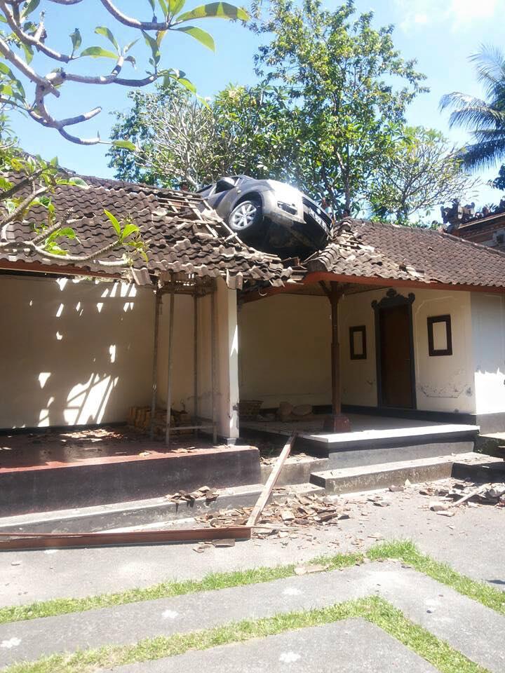 Warga Ubud dihebohkan dengan mobil 'terbang' yang nyangkut di atap