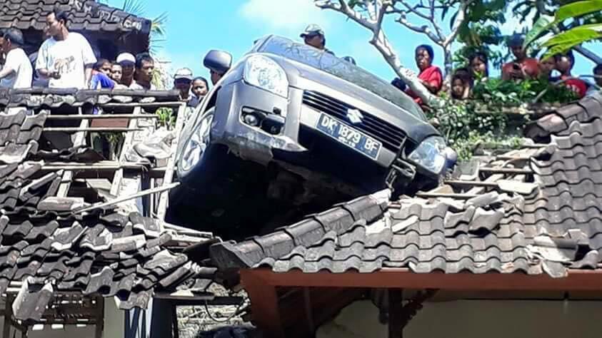 Warga Ubud dihebohkan dengan mobil 'terbang' yang nyangkut di atap