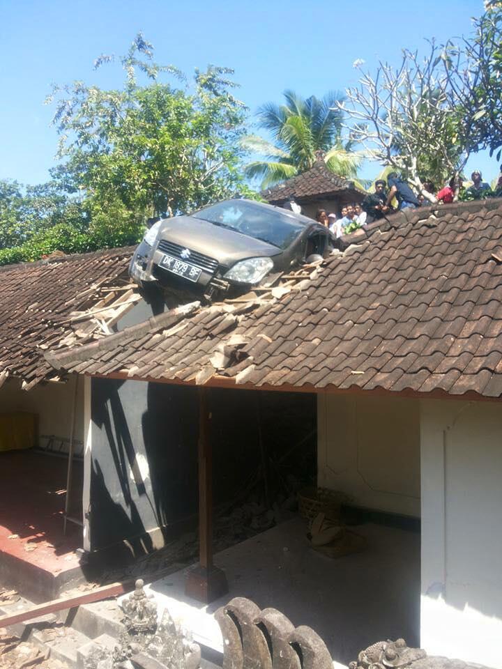 Warga Ubud dihebohkan dengan mobil 'terbang' yang nyangkut di atap