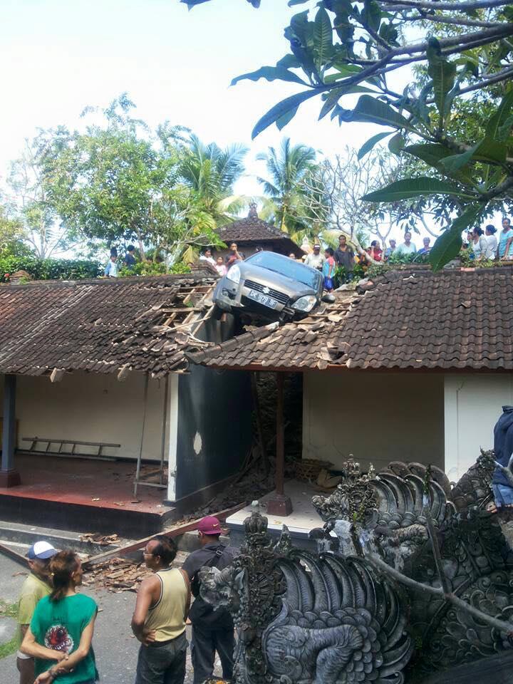 Warga Ubud dihebohkan dengan mobil 'terbang' yang nyangkut di atap