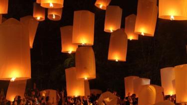 Sambut Detik-detik Waisak, 1.999 Lampion Terbang di Langit Borobudur