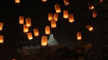 Sambut Detik-detik Waisak, 1.999 Lampion Terbang di Langit Borobudur