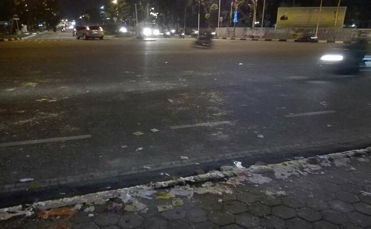 Usai Aksi 1.000 Lilin, Ahokers Tinggalkan Sampah Dan Kerak Lilin Begitu Saja